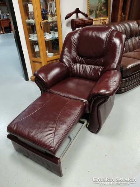 Antikolt bordó színű ülőgarnitúra  lábtartós fotelekkel , 3 személyes bőr kanapé + 2 relax fotel