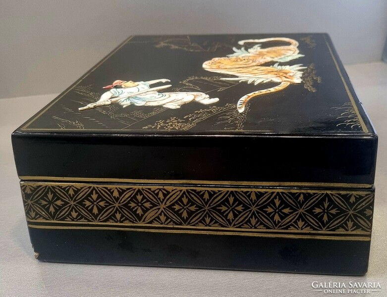 Nagy méretű keleti antik gyöngyház és csont berakásos festett lakk doboz