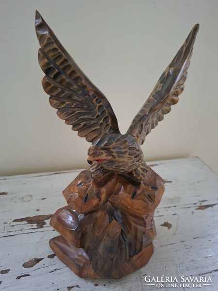 Faragott sas szobor