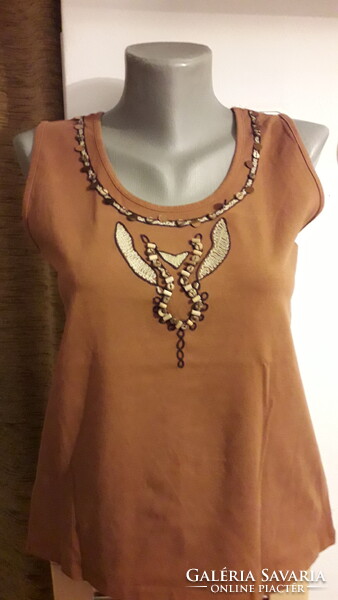 Barna rugalmas hímzett gyöngyös póló 42-44 újszerű