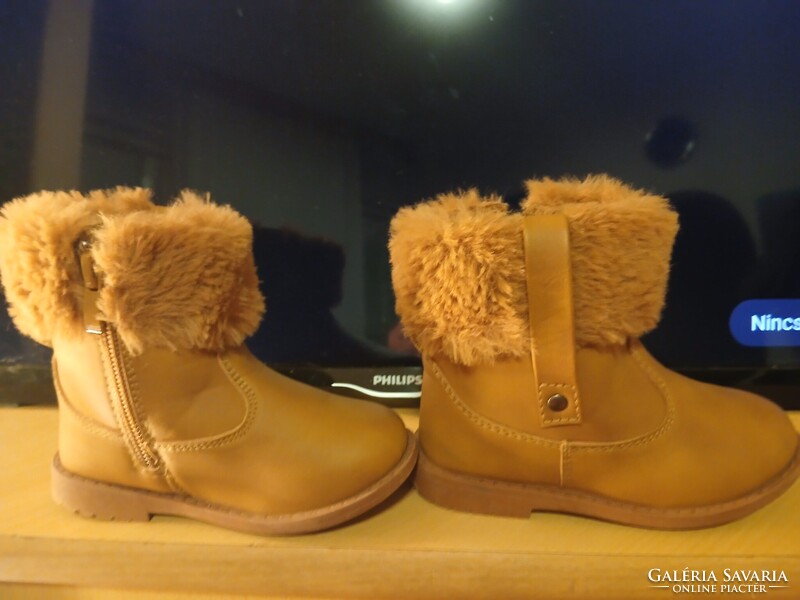 ÚJ! Bundás kiscsizma eladó - 22-es méret!