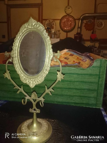 Keleties motívumokat ábrázoló asztali tükör