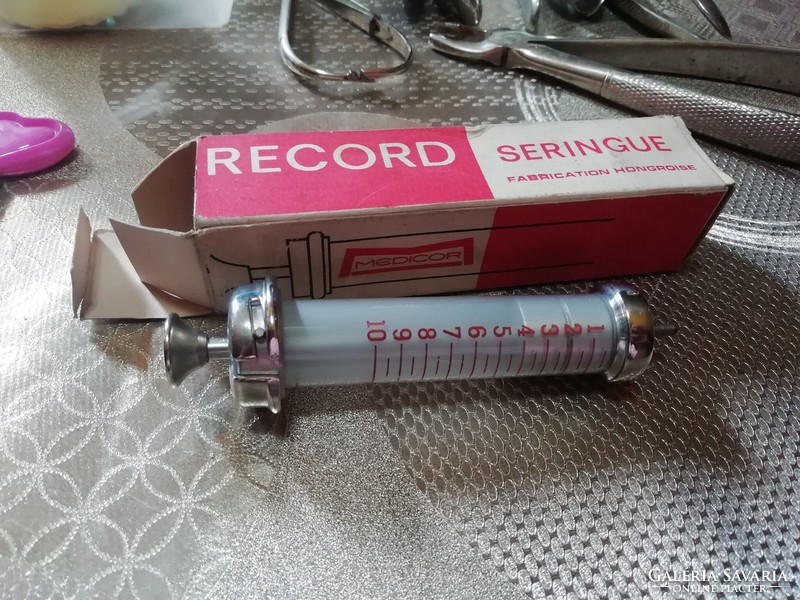 Orvosi eszköz 3.Record fecskendő Magyar gyártmány  dobozában használva nem volt