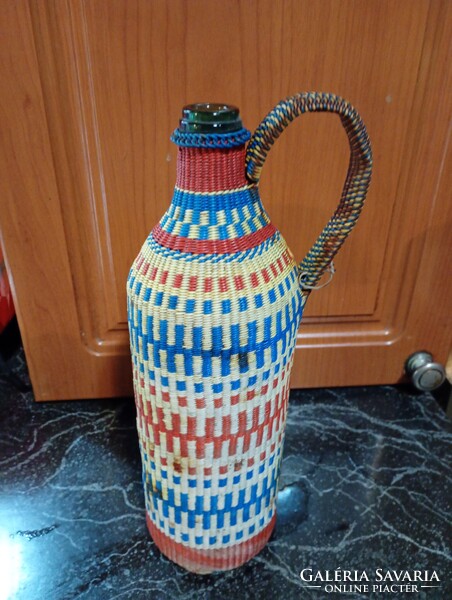 Hagyományosan fonott, színes (piros, kék, sárga és fehér)