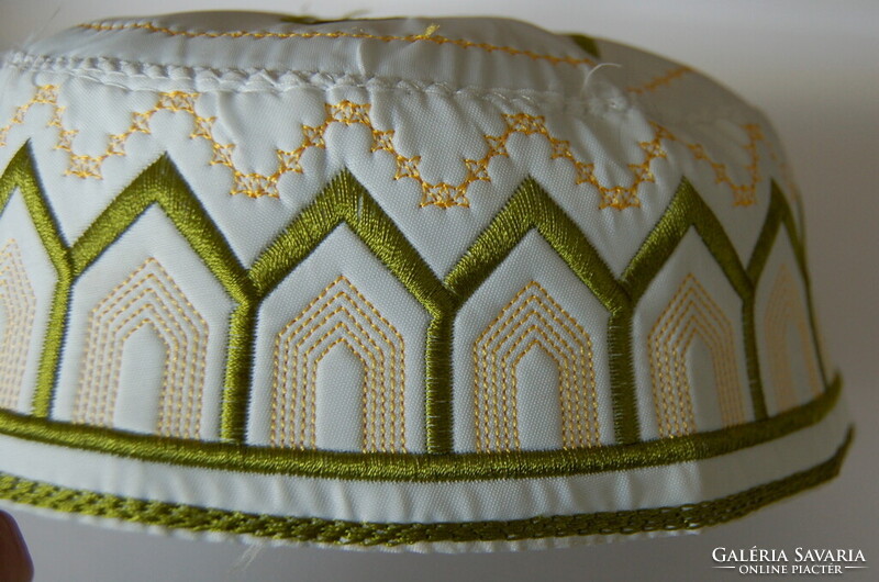 Muszlim arab sapka kufi topi / feher himzett