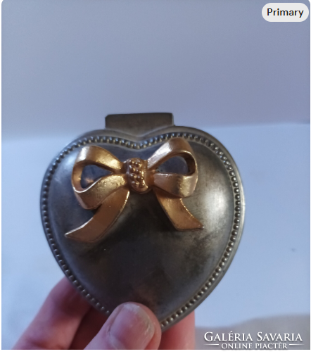 Szív alakú fém ékszerdoboz / díszdoboz – aranyszínű masnival