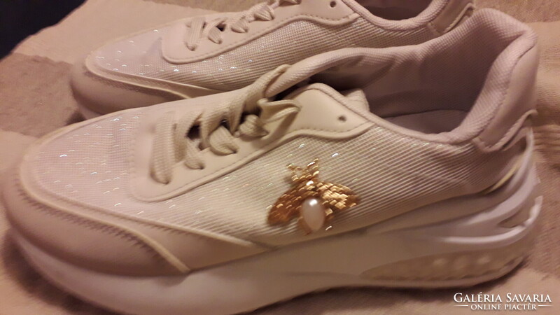 Fehér csillogó fűzős gyöngyös emblémás sportcipő 38 újszerű