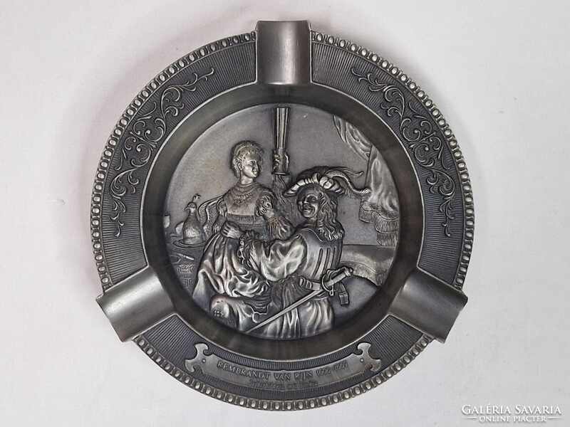 Jelzett szépen megmunkált fém hamutál hibátlan állapotban 15 cm. átmérőjű és 275 g. súlyú