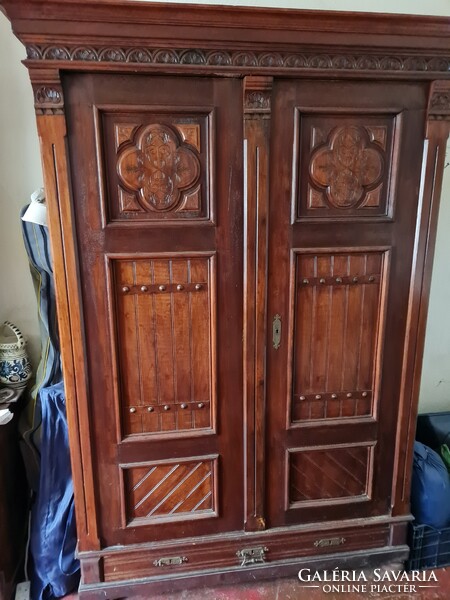 O  Nemet ruhas szekreny