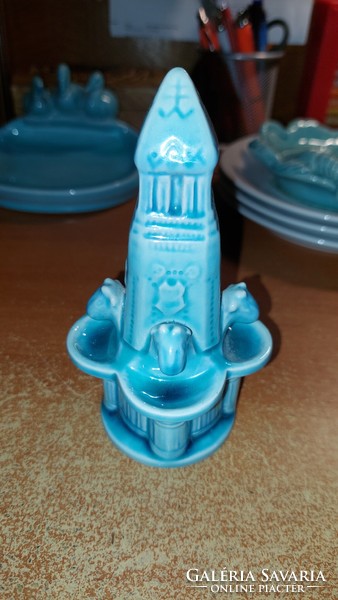 Zsolnay alapmázas kút