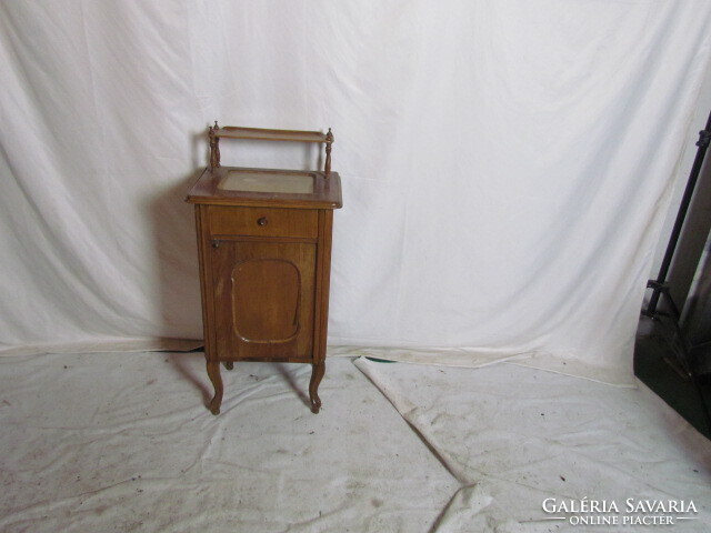 Antik Neobarokk éjjeli szekrény