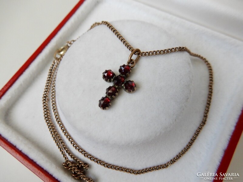 Régi kisméretű kereszt medál láncon, gránát kövekkel