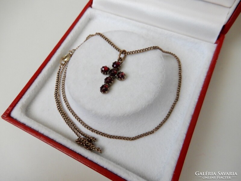 Régi kisméretű kereszt medál láncon, gránát kövekkel