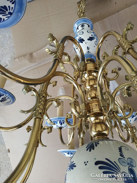 Antik delfti kék porcelán testű 12 karú patinás réz flamand csillár + 12 darab új gyertya izzó 3956