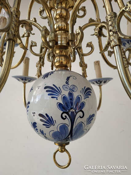 Antik delfti kék porcelán testű 12 karú patinás réz flamand csillár + 12 darab új gyertya izzó 3956