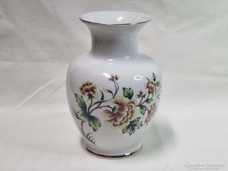 Hollóházi virágmintás szépen aranyozott hibátlan állapotú porcelán váza 17,5 cm. magas