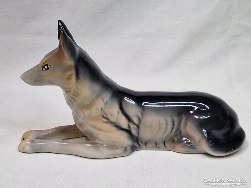 Kolozsvári nagyobb méretű porcelán német juhászkutya figura hibátlan állapotban 21,5 cm. hosszú