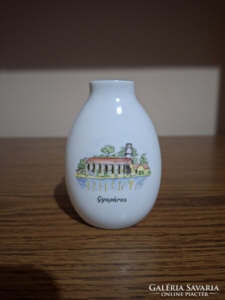 Aquincumi porcelán emlék váza. Alföld gyöngye: Gyopáros. 9,5 cm. Hibátlan. Jelzett