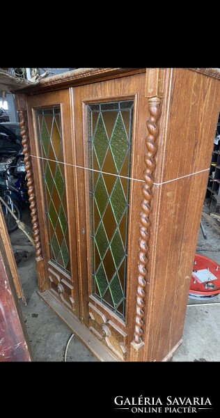 Üveges vitrinszekrény