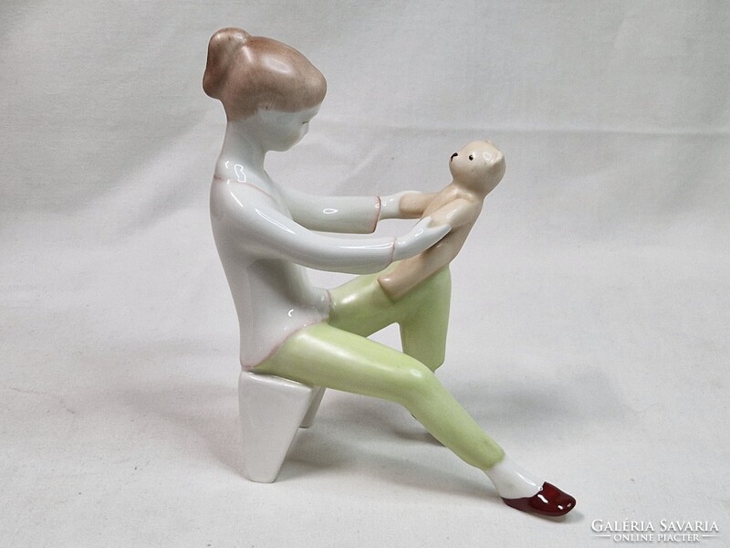 Aquincumi lány macival porcelán figura hibátlan állapotban 14 cm. magas