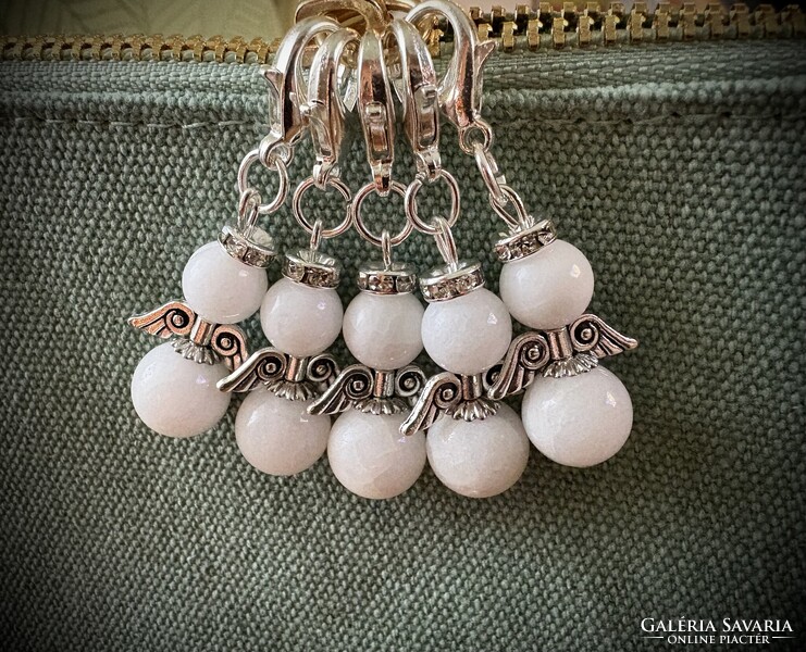 Tejkvarc Angyalkás függő delfinkapoccsal