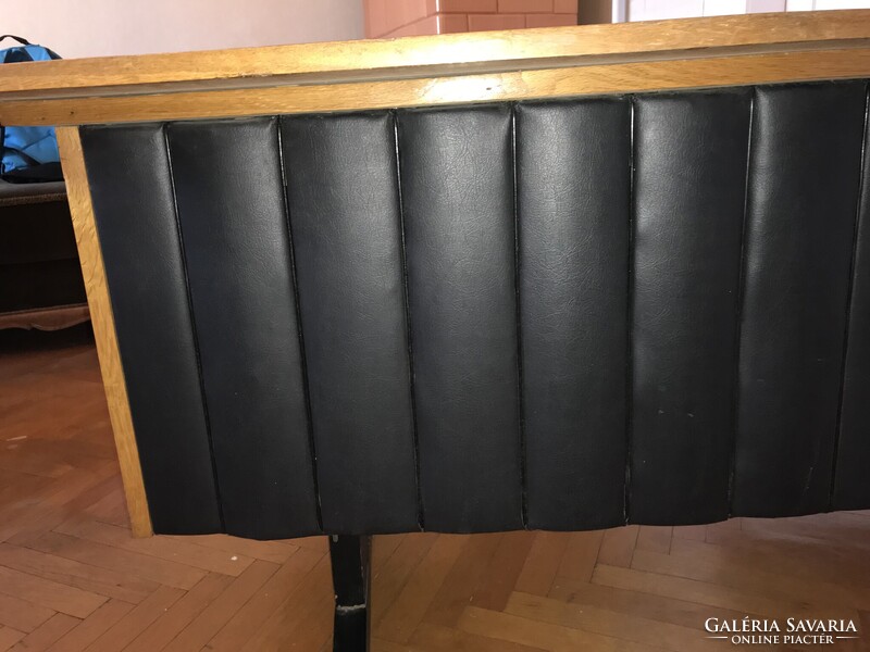 Ritkaság!!Elegáns mid- century modern , varrott műbőrrel díszített íróasztal