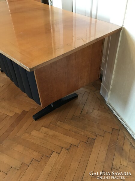 Ritkaság!!Elegáns mid- century modern , varrott műbőrrel díszített íróasztal