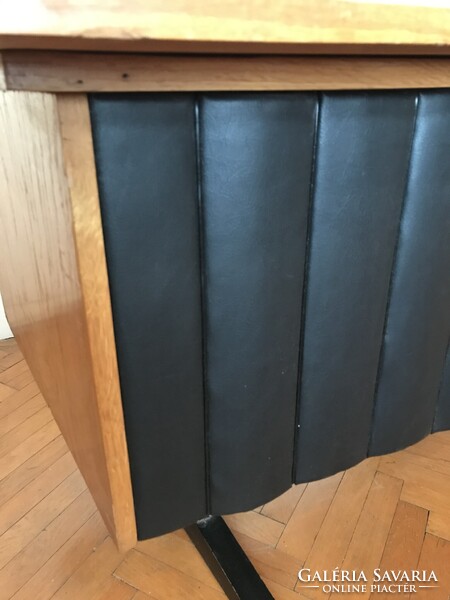 Ritkaság!!Elegáns mid- century modern , varrott műbőrrel díszített íróasztal