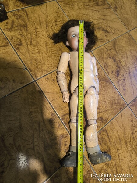 Antik porcelán biszkvit fejű baba jelzett fa testű , eredeti àllapotban, üveg szem , csuklós test..