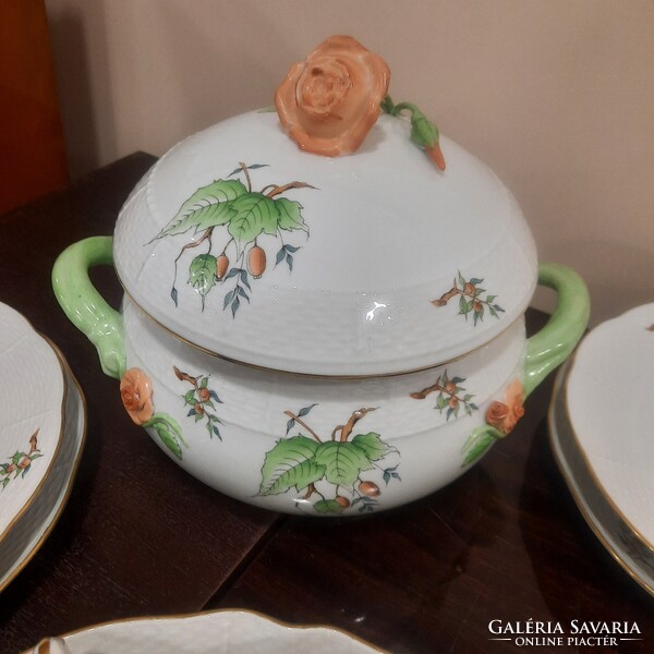 Herendi hecsedli, csipkebogyó mintás porcelán étkészlet