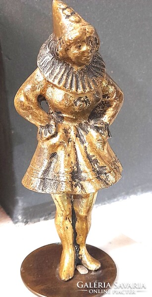 Bohóclány- bronz szobor