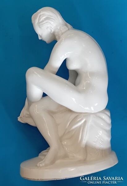 Kisfaludy Stróbl Zsigmond: Kerámia törülköző akt