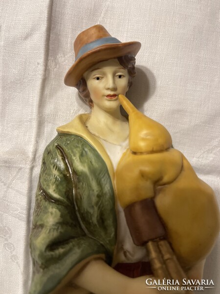 Gyönyörűen kidolgozott és festett nagy porcelán dudás.