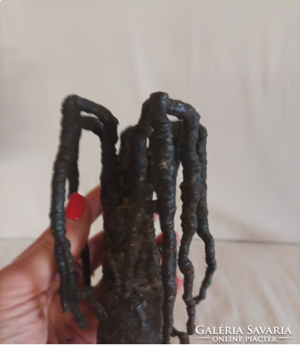 Absztrakt vas szobor – organikus, üreges forma, industrial karakter