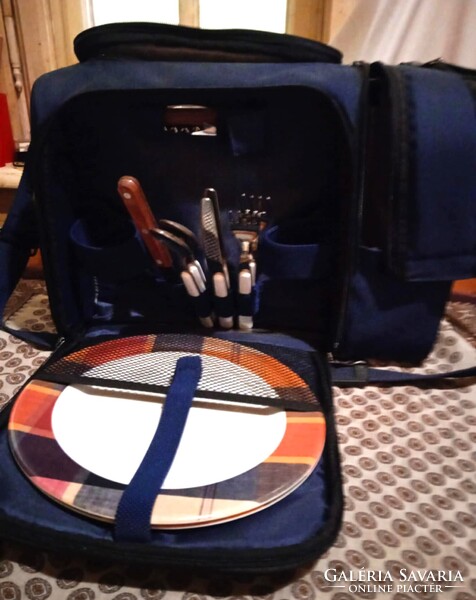 40 x 27 cm Picnic Time food carrier for two. Never used and great for lovers of picnics