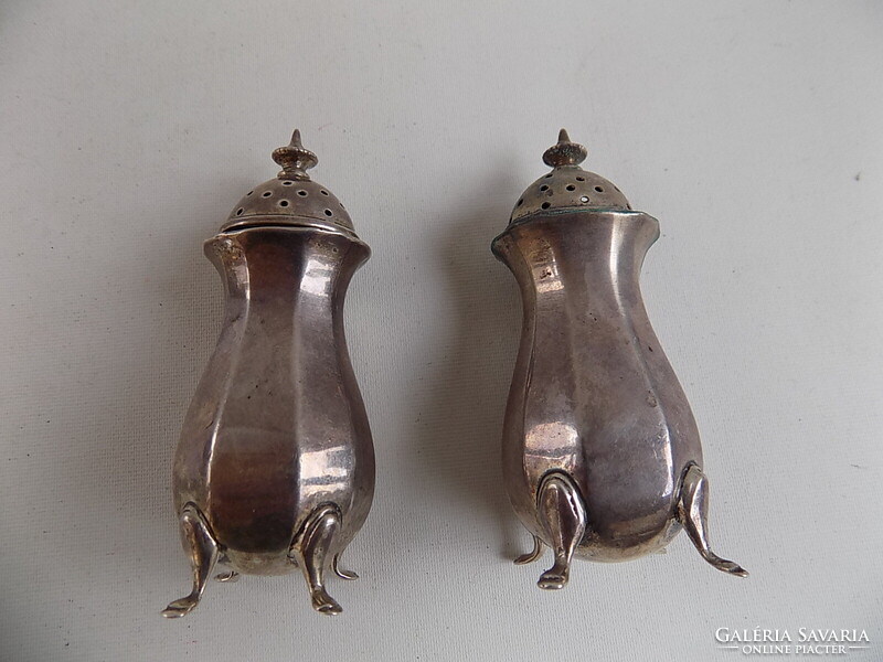 2 db. angol ezüst fűszertartó, 1845. 61,2 gramm, szép állapot.