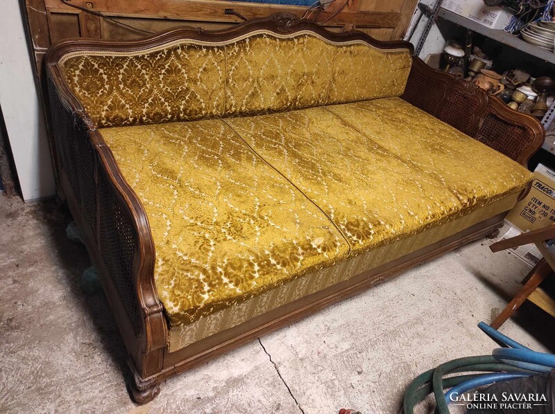 Antik heverő. Felnyitható, ágyneműtartós.