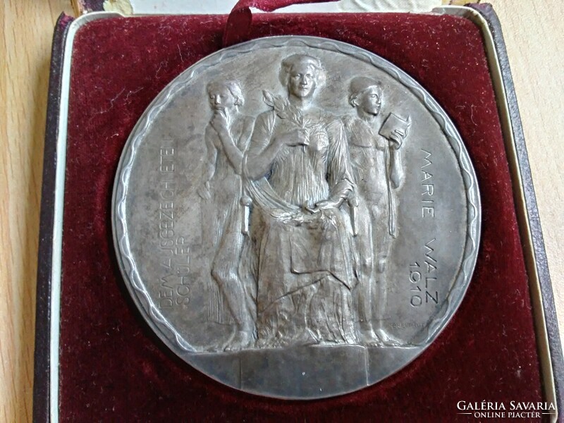 Ezüst emlékérem eredeti dobozzal, Osztrák Kereskedelmi Kamara, 1910. Kész.: Peter Breithut. 118,5gr,