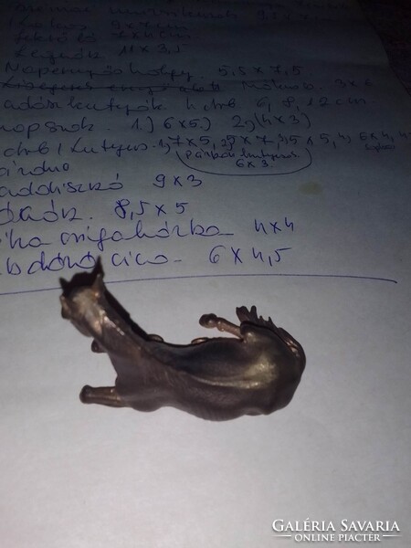 Tömör rézből készült miniatűr figurális szobor.