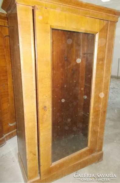 Üvegezett elejű Biedermeier szekrény.