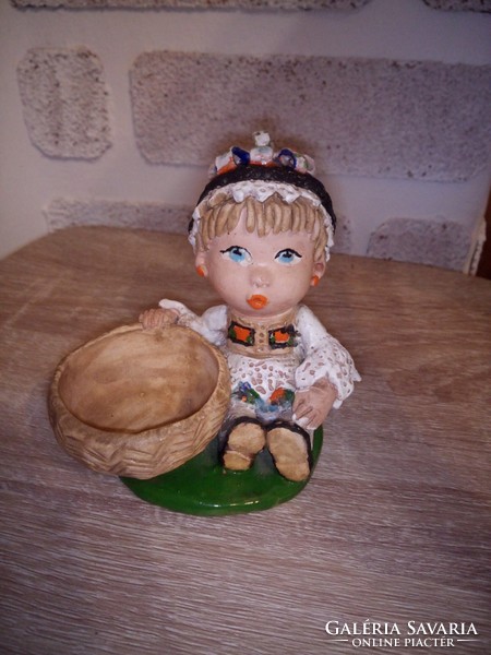 Sióagárdi Molnár V. kislány kosárral. Kerámia kisplasztika. 10,5 cm magas.