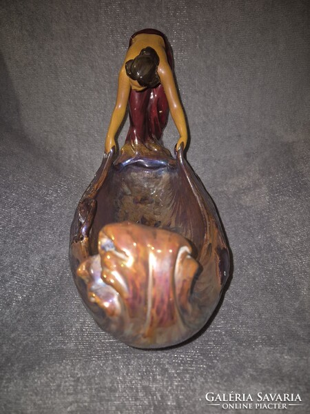 Zsolnay Halászó Lány