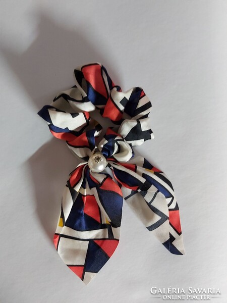 Masnis hajgumi gyöngydísszel – elegáns, divatos