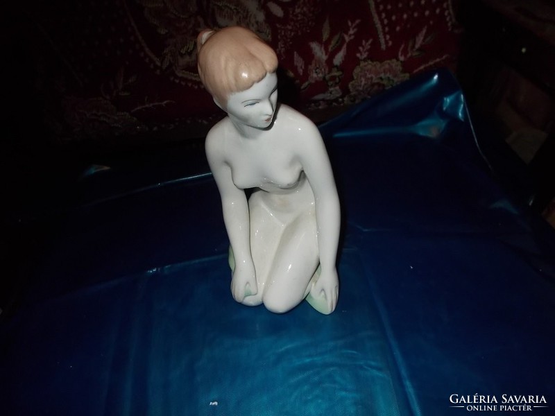 Térdeplő fürdőző lány