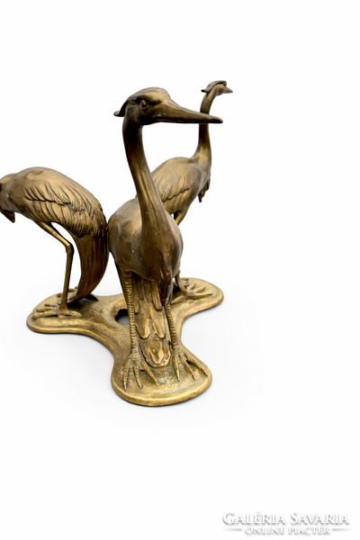 Három daru motívummal díszített bronz kávézóasztal, üveglappal