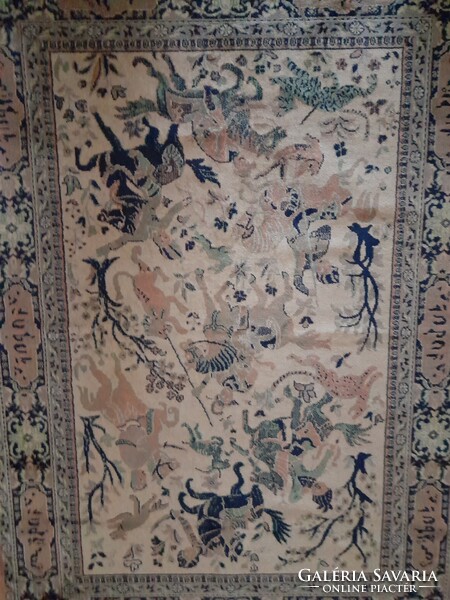 Nagyon szép Isfahan vadászjelenetes szőnyeg.