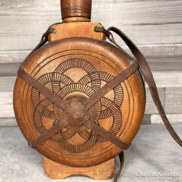 Régi faragott, fa kulacs/ butykos bőr szíjjal