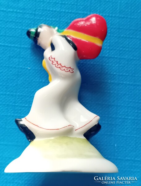 Herendi mini figura szívet cipelő fiú