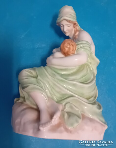 Herendi anyaság , szoptató nő