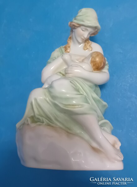 Herendi anyaság , szoptató nő